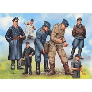   Revell 1:48 Pilots & Ground Crew German Air Force WWII: Toys & Games
