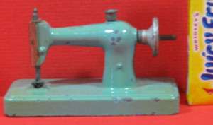 1930S OLD PENNY TOY SEWING MACHINE MECHANICAL AND CUTE AD676  
