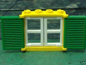 Lego Finestra gialla con ante bianche e persiane verdi  