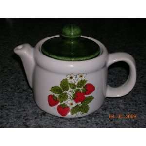 MCCOY POTTERY   STRAWBERRY COUNTRY 2 CUP TEAPOT 7129